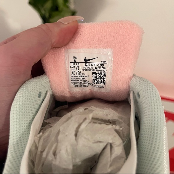 Nike Women’s Air Max 90 White / Arctic Punch - Picture 2 of 11